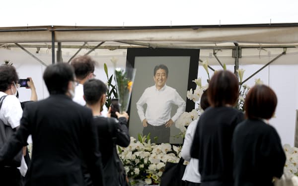 増上寺に設置された安倍元首相の献花台を訪れた人たち（12日、東京都港区）