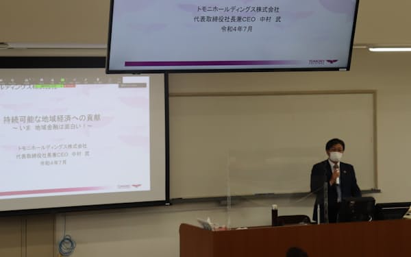 香川大学で講義するトモニHDの中村社長