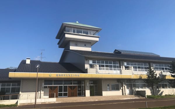 旧天王小学校は1996年に現在の校舎が建設された。21年3月廃校に（新潟県新発田市）