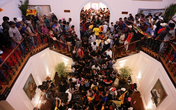 経済危機の中、ラジャパクサ大統領が逃亡したスリランカ大統領府に乱入したデモ隊（7月9日撮影）＝ロイター