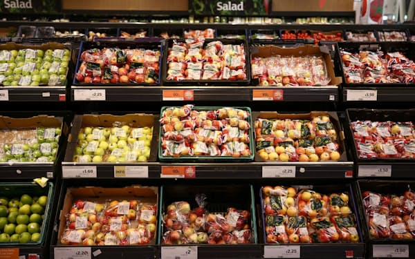 食材の高騰が学校給食を圧迫している（６月、ロンドンのスーパー）＝ロイター