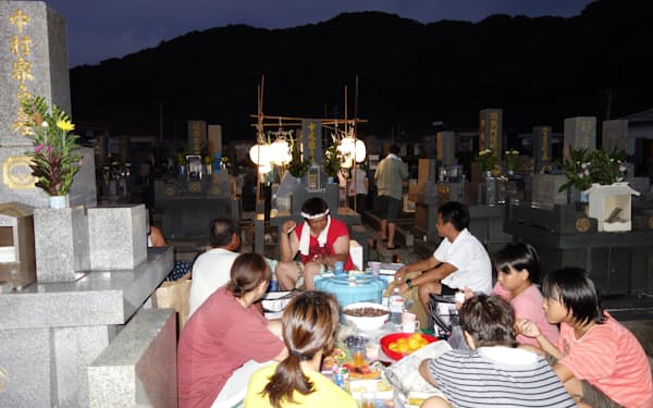 お盆に墓前で飲食を楽しむ鹿児島県上甑町平良の人々