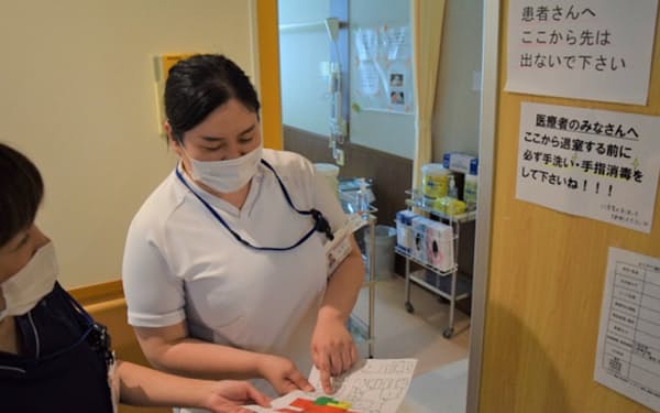豊田厚生病院でフロア図を見ながら増床の準備をする看護師