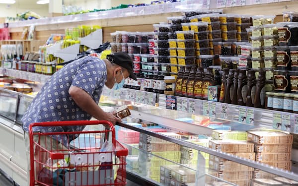生鮮食品などの物価が高騰し消費者は景況に不安を抱いている。（米ニューヨーク州）＝ロイター