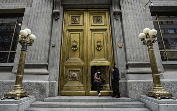チリの中央銀行本部（サンティアゴ）＝AP