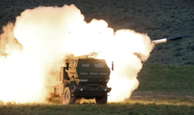 米高官、高機動ロケット砲「前線で効果」 ウクライナで（写真=共同） - 日本経済新聞