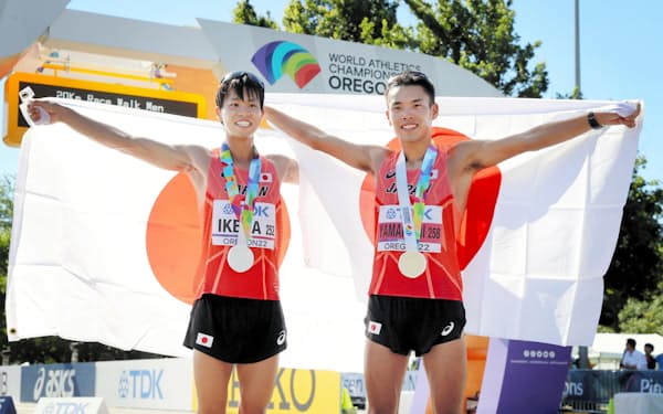世界陸上の男子20キロ競歩で2連覇を果たした山西利和（右）と2位の池田向希（15日、米オレゴン州ユージン）＝代表撮影