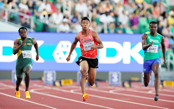 男子100メートル予選　9秒98で準決勝に進出したサニブラウン・ハキーム＝中央（15日、ユージン）＝代表撮影・共同