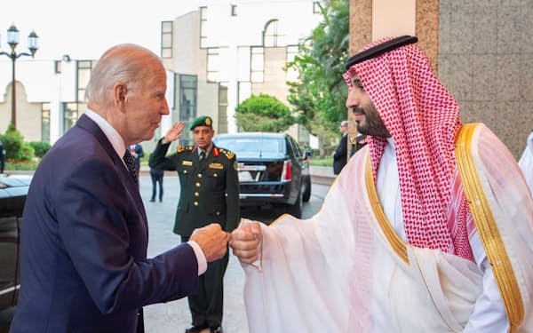 バイデン米大統領㊧を迎えるサウジアラビアのムハンマド皇太子（１５日、サウジ西部ジッダ）＝ロイター