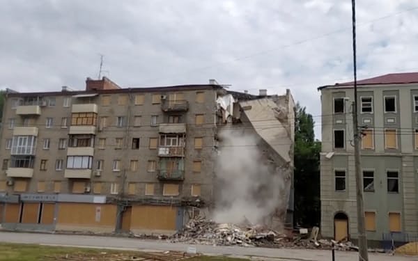ロシア軍の攻撃で破壊された北東部ハリコフ近郊の住宅（16日）=ウクライナ非常事態庁・ロイター