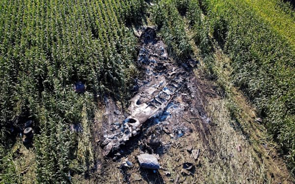 　ウクライナの航空会社が運航する輸送機の墜落現場＝17日、ギリシャ・カバラ（ロイター＝共同）