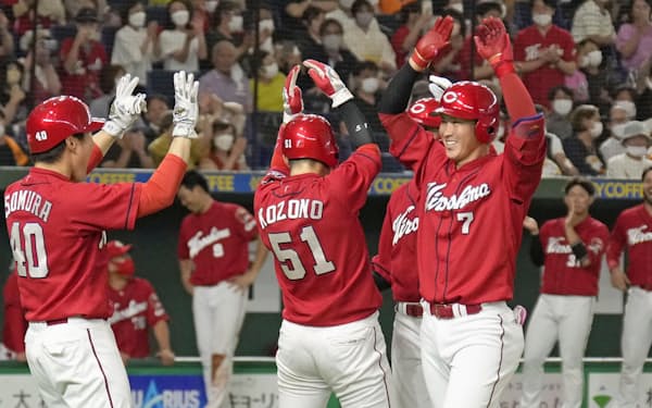 　4回、代打逆転満塁本塁打を放ち、（左から）磯村、小園らに迎えられる広島・堂林＝東京ドーム
