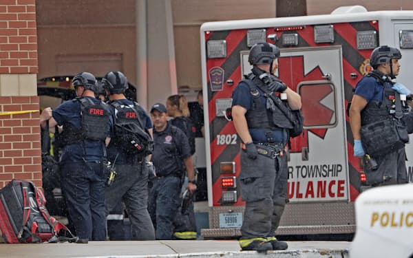 　17日、米インディアナ州で、銃撃事件が起きたショッピングモールに駆け付けた警察関係者ら（Kelly　Wilkinson/The　Indianapolis　Star提供、AP＝共同）