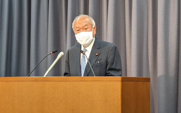 鈴木財務相は日本の法整備もずれ込むとの認識を示した（19日、財務省）