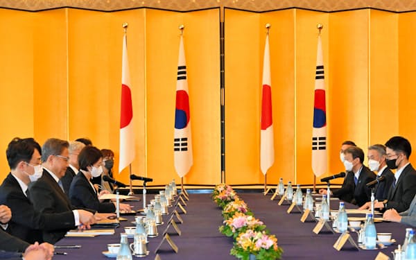 日韓外相会談に臨む林外相（右）と朴振外相（左から２人目）＝１８日、都内（代表撮影）