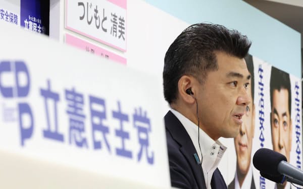 参院選の開票センターで報道各社のインタビューに答える立憲民主党の泉代表(10日、東京・永田町)