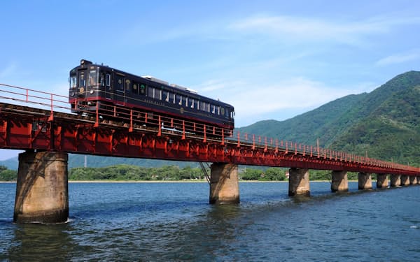全長552メートルの由良川橋りょうを渡る「丹後くろまつ号」。車窓には由良川と日本海が広がる
