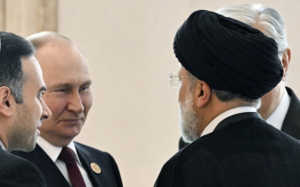 イランのライシ大統領（右）とロシアのプーチン大統領は反米を軸に協調を図る（6月のカスピ海沿岸国首脳会議）=AP
