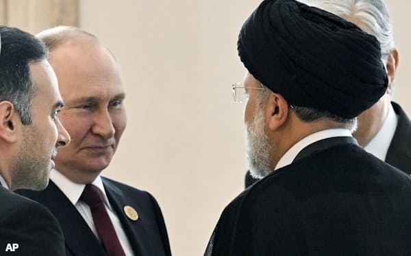 イランのライシ大統領(右)とロシアのプーチン大統領は反米を軸に協調を図る(6月のカスピ海沿岸国首脳会議)=AP