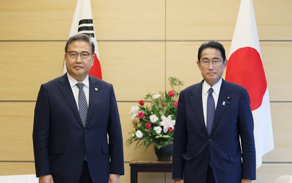 岸田首相㊨は韓国の朴振外相と会談した（19日、首相官邸）＝内閣広報室提供