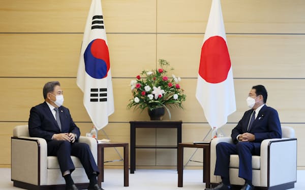 韓国の朴振外相（左）と会談する岸田首相＝19日午後、首相官邸（内閣広報室提供）