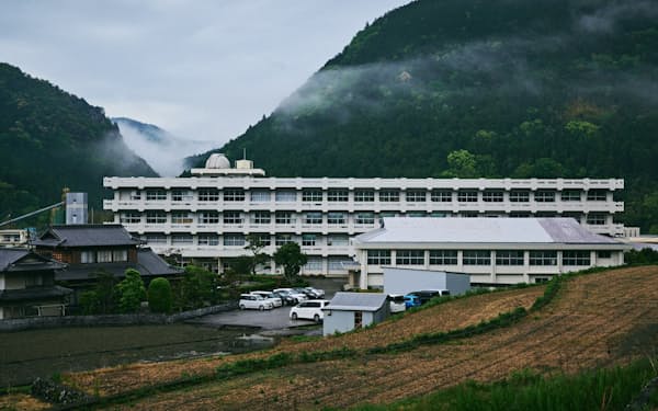 神山高専が寮として活用する旧神山中学校（徳島県神山町）