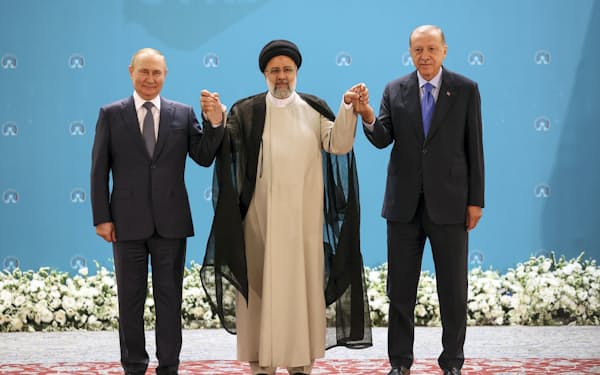 会談を前に写真撮影に臨む（左から）ロシアのプーチン大統領、イランのライシ大統領、トルコのエルドアン大統領（19日、テヘラン）＝AP