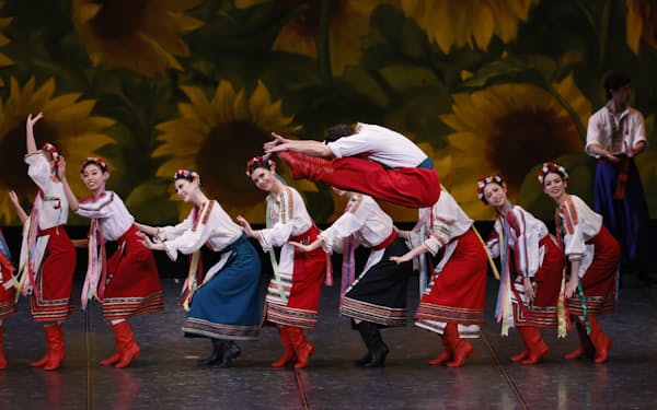 日本公演で紹介しているウクライナの文化を取り入れたバレエ「ゴパック」＝瀬戸　秀美撮影