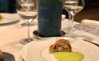 「ARGO」の「オマールブルーのパイ包焼 ジェノベーゼ」。日本酒2種を合わせて