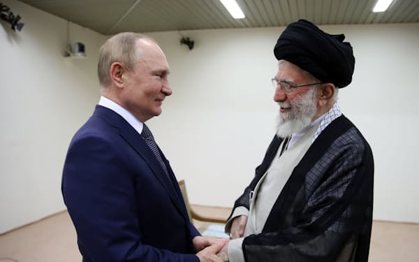 19日、イラン最高指導者のハメネイ師㊨と握手を交わすロシアのプーチン大統領（テヘラン）＝イラン最高指導者事務所提供・ＡＰ