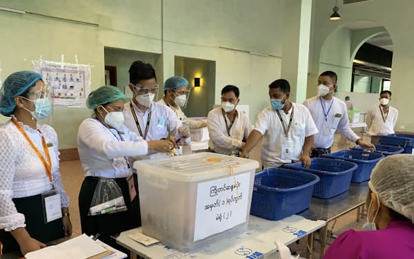 2020年11月の総選挙で開票作業にあたる選挙管理委員会の職員たち（ヤンゴン）