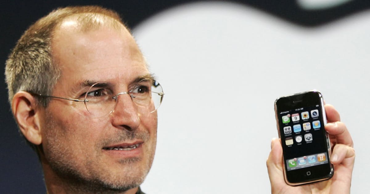 iPhone誕生15年、メディア産業を揺さぶるスマホ社会(写真=共同)