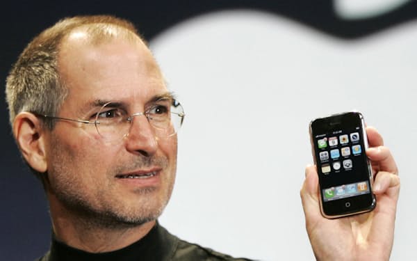 　2007年1月、iPhoneを披露する米アップルのジョブズCEO＝ＡＰ