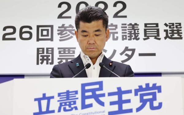 参院選の開票結果を受けた記者会見で、険しい表情を見せる立憲民主党の泉代表(11日、東京・永田町)