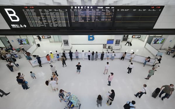 成田空港国際線到着ロビー。渡航制限の緩和が進むなか、入国する人の姿が増えてきた（2022年7月1日）