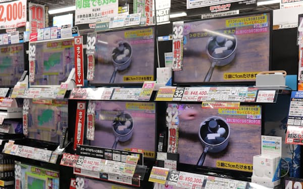 32型はテレビメーカーの生産意欲が低いとされる（東京都千代田区のヨドバシカメラマルチメディアAkiba）