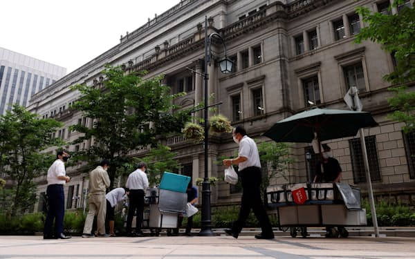 People buy their lunches from street vendors in front of the headquarters of Bank of Japan in Tokyo, Japan, June 17, 2022. REUTERS/Kim Kyung-Hoon