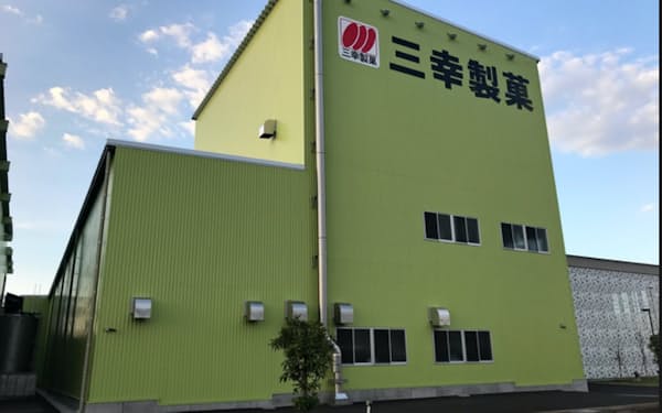「ぱりんこ」や「新潟仕込み」などを生産する三幸製菓の新発田工場