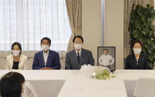 自民党安倍派の総会であいさつする塩谷会長代理(右端)ら(21日午後、東京・永田町の党本部)=共同