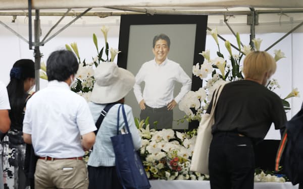 増上寺に設置された安倍元首相の献花台を訪れた人たち（12日午前、東京都港区）