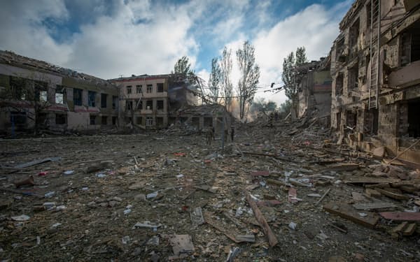 ミサイル攻撃を受けたウクライナの市街地。世界の分断を印象づけたロシアのウクライナ侵攻は収束の兆しが見えない＝ロイター