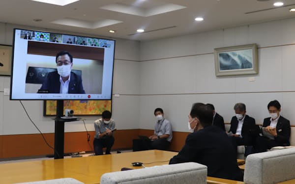 香川県の浜田知事は市町長とオンライン会議を開いた（21日、高松市）