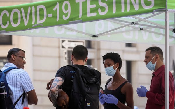 FILE PHOTO: People wait to take coronavirus disease (COVID-19) tests at a pop-up testing site in New York City, U.S., July 11, 2022.  REUTERS/Brendan McDermid/File Photo