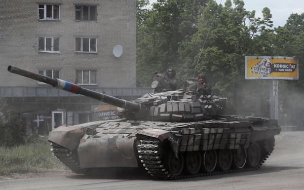 ウクライナ東部ルガンスク州を走る親ロシア軍の戦車＝ロイター