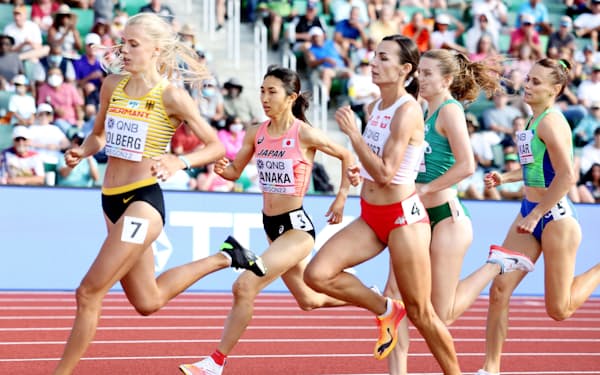 女子800メートル予選　力走する田中希実（左から2人目）。準決勝進出を逃した（21日、ユージン）＝代表撮影・共同