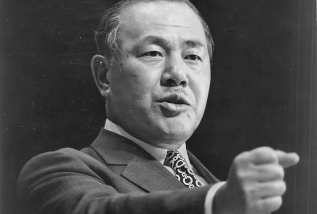 自民党両院議員総会で「全員一致で承認を」と力強く説く田中角栄首相（1972年9月）