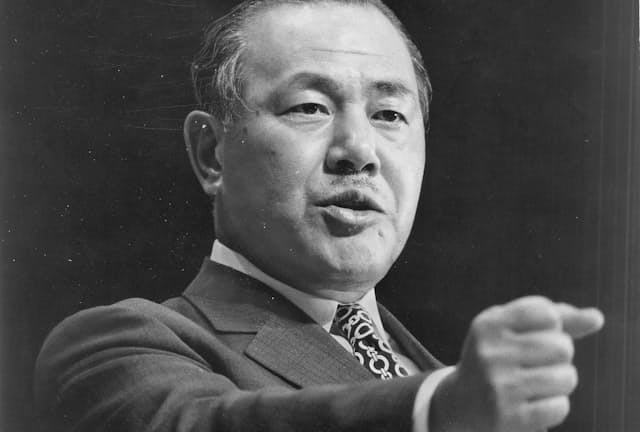 自民党両院議員総会で「全員一致で承認を」と力強く説く田中角栄首相(1972年9月) 自民党両院議員総会で「全員一致で承認を」と力強く説く田中角栄首相(1972年9月)