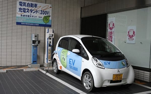 福岡市はEVの急速充電設備の確保を進める（市役所１階の設備）