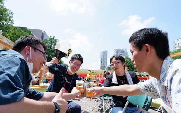 札幌・大通公園で3年ぶりにビアガーデンが開催した（22日、札幌市）