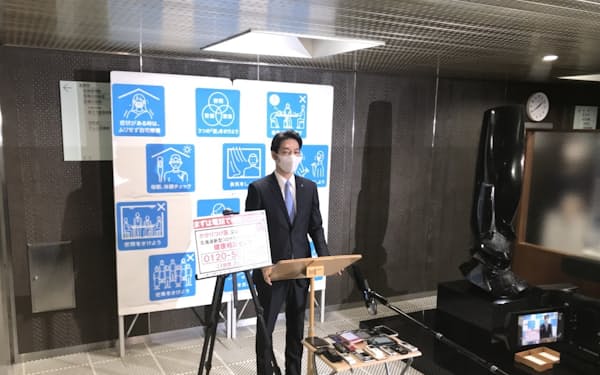 コロナ感染者数が過去最多を更新し、記者団の取材に応じる北海道の鈴木直道知事（札幌市）
